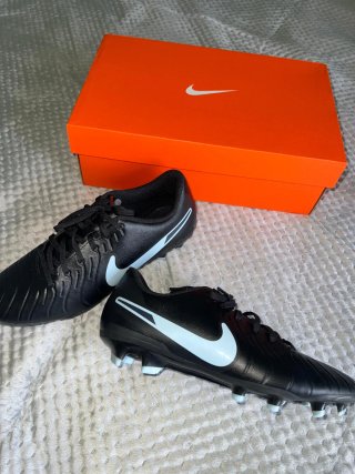 Scarpe da calcio Nike nere con logo azzurro