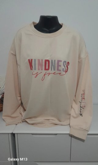 Sudadera Kindness is free