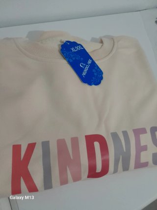 Sudadera Kindness is free