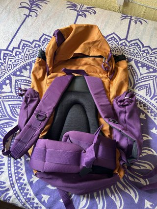 Mochila de montaña morado y nao