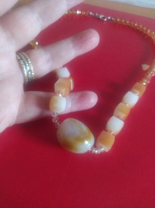 Collana perline bianche e gialle