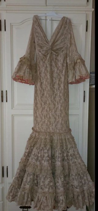 Traje de flamenca camel con encaje.