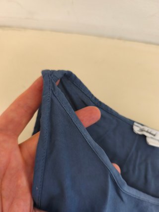 Blusa Subdued azul hombros descubiertos viscosa