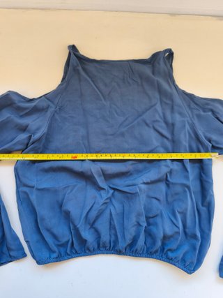 Blusa Subdued azul hombros descubiertos viscosa