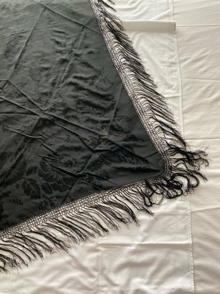 Mantón negro con flecos y diseño floral