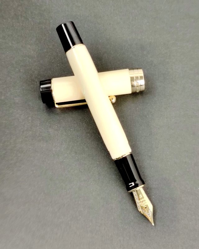 Pluma Estilográfica Marfil y Dorada con Caja