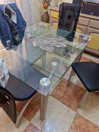Mesa comedor cristal cuadrada extensible con silla