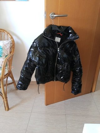 Chaqueta charol brillante Bershka negra