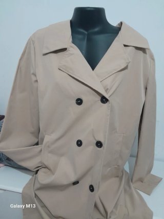Gabardina beige elegante