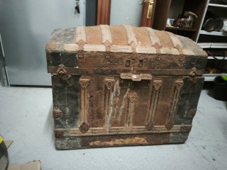 Baúl antiguo madera y metal para restaurar.