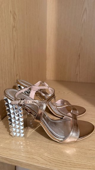 Zapatos de tacón dorados rosados con tachuelas