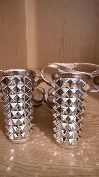 Zapatos de tacón dorados rosados con tachuelas