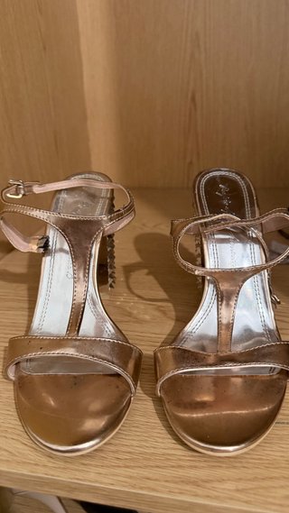 Zapatos de tacón dorados rosados con tachuelas