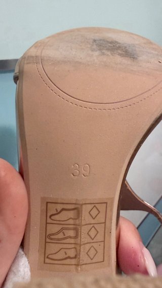 Zapatos de tacón dorados rosados con tachuelas