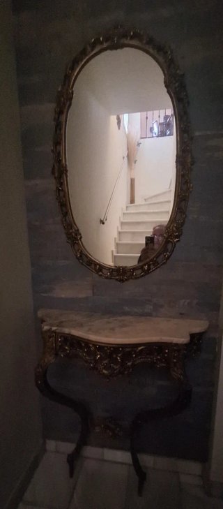 Specchio vintage ovale con cornice dorata e consolle
