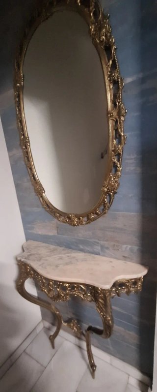 Specchio vintage ovale con cornice dorata e consolle