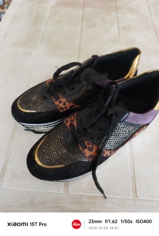 Scarpe zeppa Leica nero oro e dettagli in viola ec
