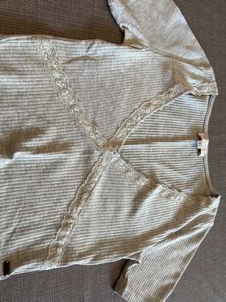 Camiseta corta beige con detalles de encaje
