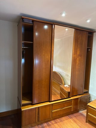 Armario de madera con puertas correderas