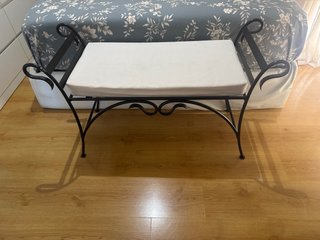 Banqueta de forja con cojín blanco