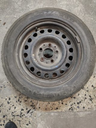 Llanta de acero 205/60 R15 con neumático