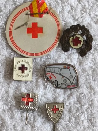 LOTE 6 INSIGNIAS Y PINS CRUZ ROJA ESPAÑOLA