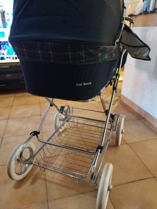 Carro de bebé antiguo a cuadros