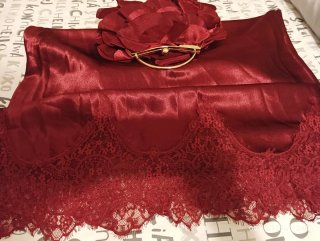 Falda con encaje y bolso satén granate nuevo