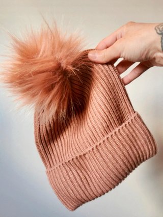 Gorro de punto con pompón de pelo