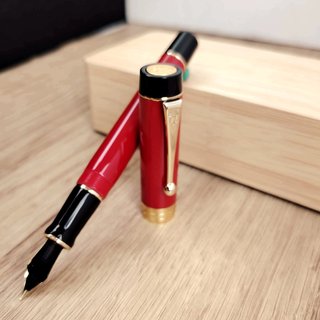 Pluma Estilográfica Roja y Dorada
