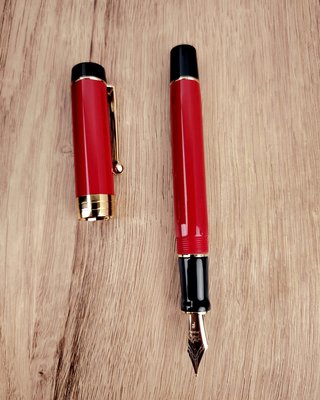 Pluma Estilográfica Roja y Dorada