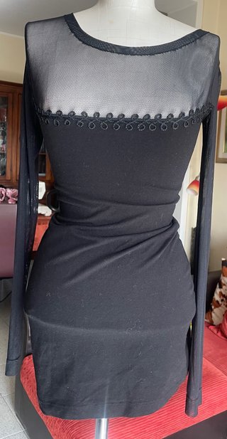 Tubino nero con inserti in rete