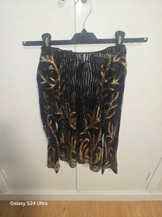 Blusa negra y dorada con lentejuelas