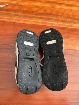 Zapatillas Nike Beige y Blanco