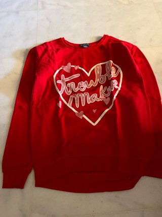 Sudadera Roja con Estampado de Corazón