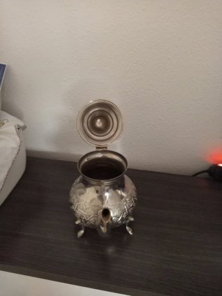 Tetera de Metal Plateado con Relieve