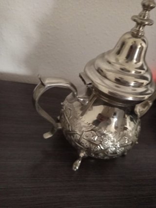 Tetera de Metal Plateado con Relieve