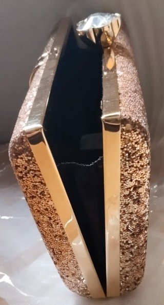 Clutch de Fiesta color champagne con Brillo nuevo.
