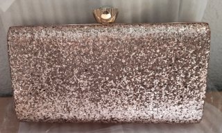 Clutch de Fiesta color champagne con Brillo nuevo.