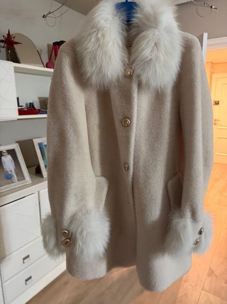 Abrigo Fetiche Suances Beige con Detalles Blancos
