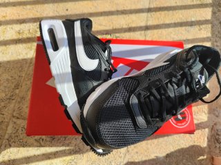 Zapatillas Nike Air Negras y Blancas