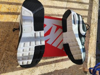 Zapatillas Nike Air Negras y Blancas