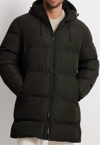 Parka larga verde con capucha
