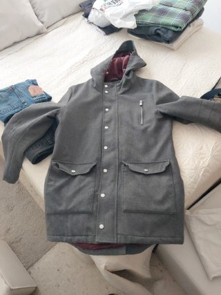 Chaquetón gris con capucha