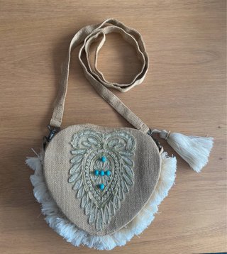 Bolso rafia corazón pedrería y borlas.