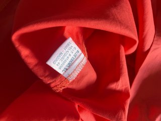 Vestido naranja y rosa con volantes