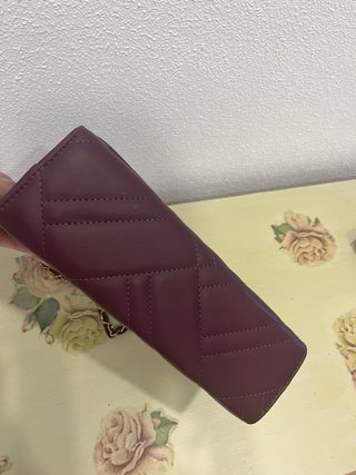 Bolso de mano morado acolchado