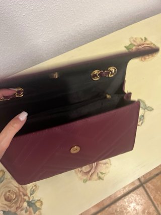 Bolso de mano morado acolchado
