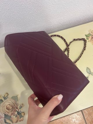 Bolso de mano morado acolchado