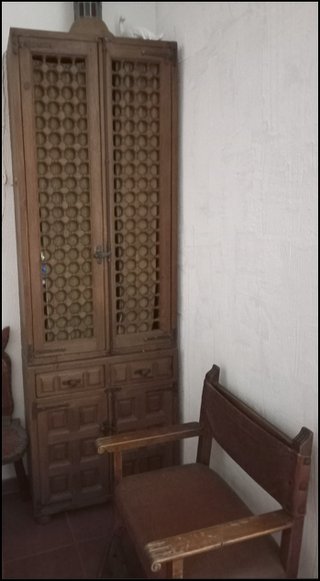 Armadio in legno massello a due ante + sedia in pelle